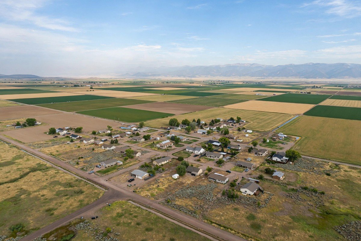 Skyline and neighborhoods of Mead, Colorado